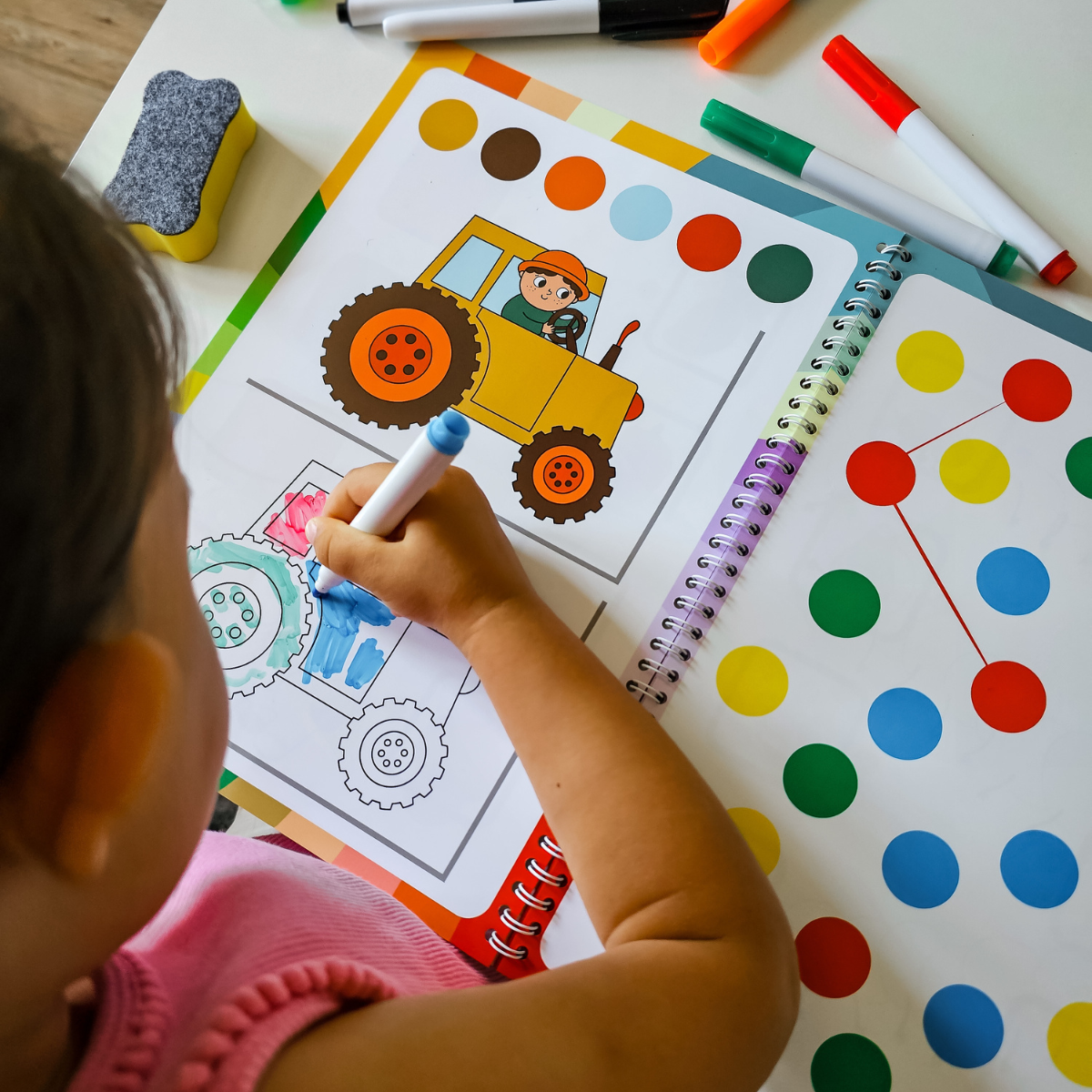 Curious Child Colours – Írj és törölj munkafüzet az írás tanulásához, többször használható (64 oldal, 2–5 éveseknek)