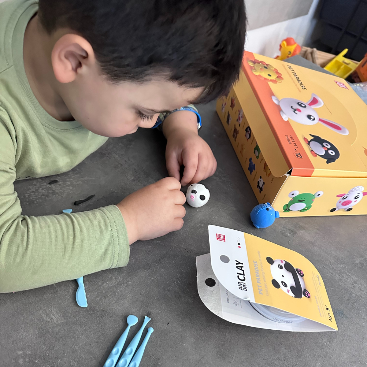 Gyurma, amely a levegőn megszáradva félpuha játékfigurává válik (2+ éves kortól)