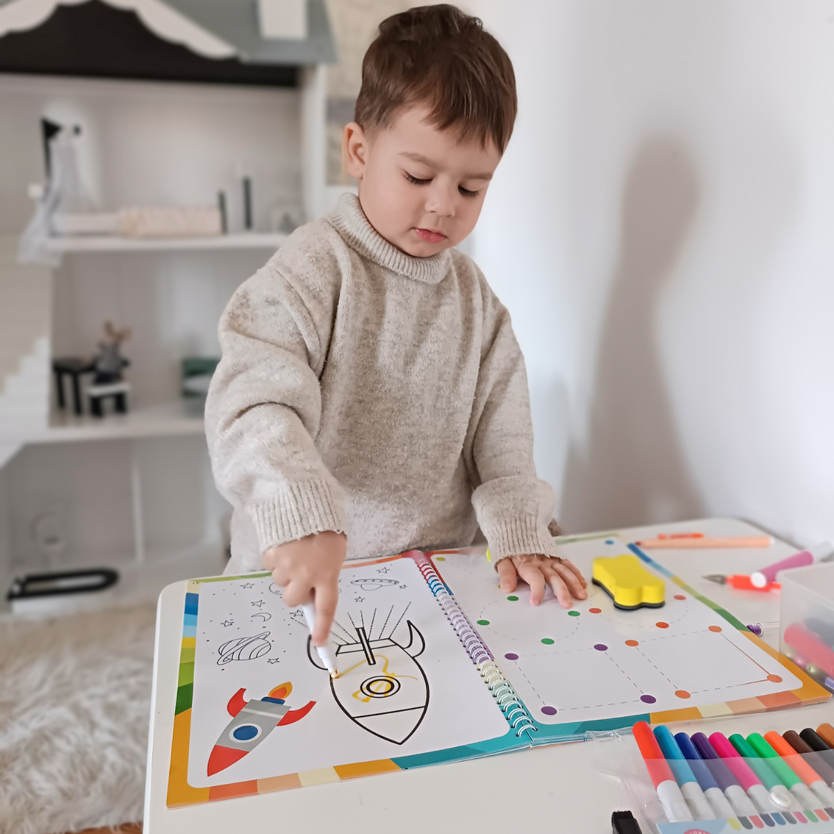 Curious Child Colours – Írj és törölj munkafüzet az írás tanulásához, többször használható (64 oldal, 2–5 éveseknek)