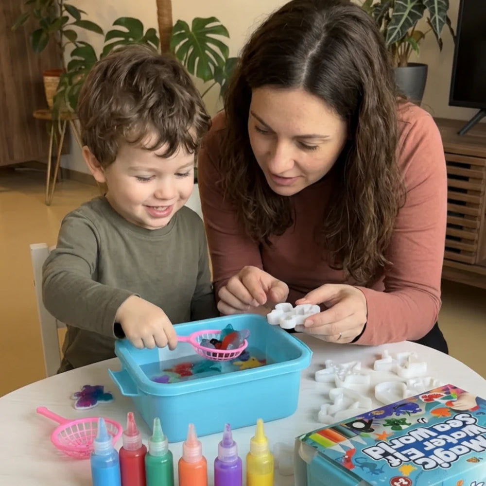 A Magic Water Squishies Víz alatti világ készlet tartalma – zselés színek, formák, háló és tárolódoboz