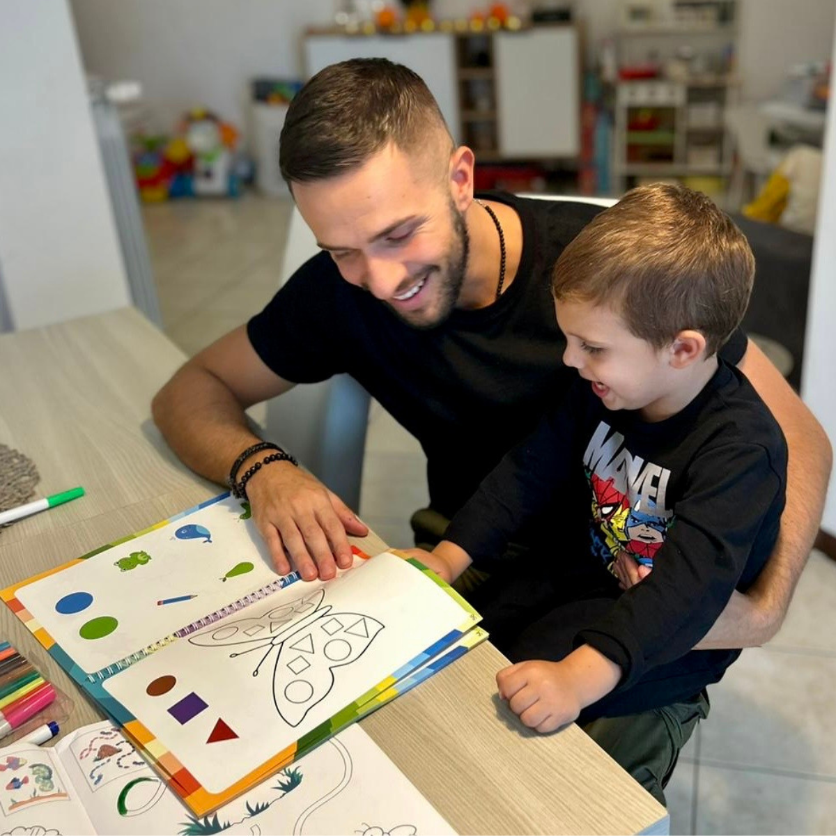 Curious Child Colours – Írj és törölj munkafüzet az írás tanulásához, többször használható (64 oldal, 2–5 éveseknek)
