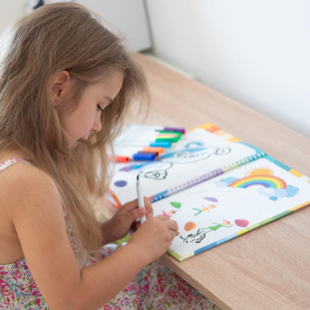 Curious Child Colours – Írj és törölj munkafüzet az írás tanulásához, többször használható (64 oldal, 2–5 éveseknek)