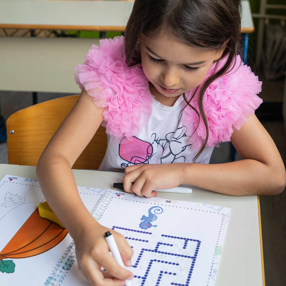 Curious Child 2 – Írj és törölj füzet az írás tanulásához, többször használható (64 oldal, 2–5 év)