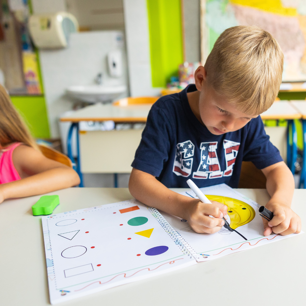 Curious Child 2 – Írj és törölj füzet az írás tanulásához, többször használható (64 oldal, 2–5 év)