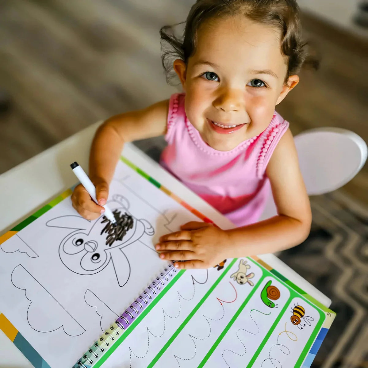 Curious Child Colours – Írj és törölj munkafüzet az írás tanulásához, többször használható (64 oldal, 2–5 éveseknek)