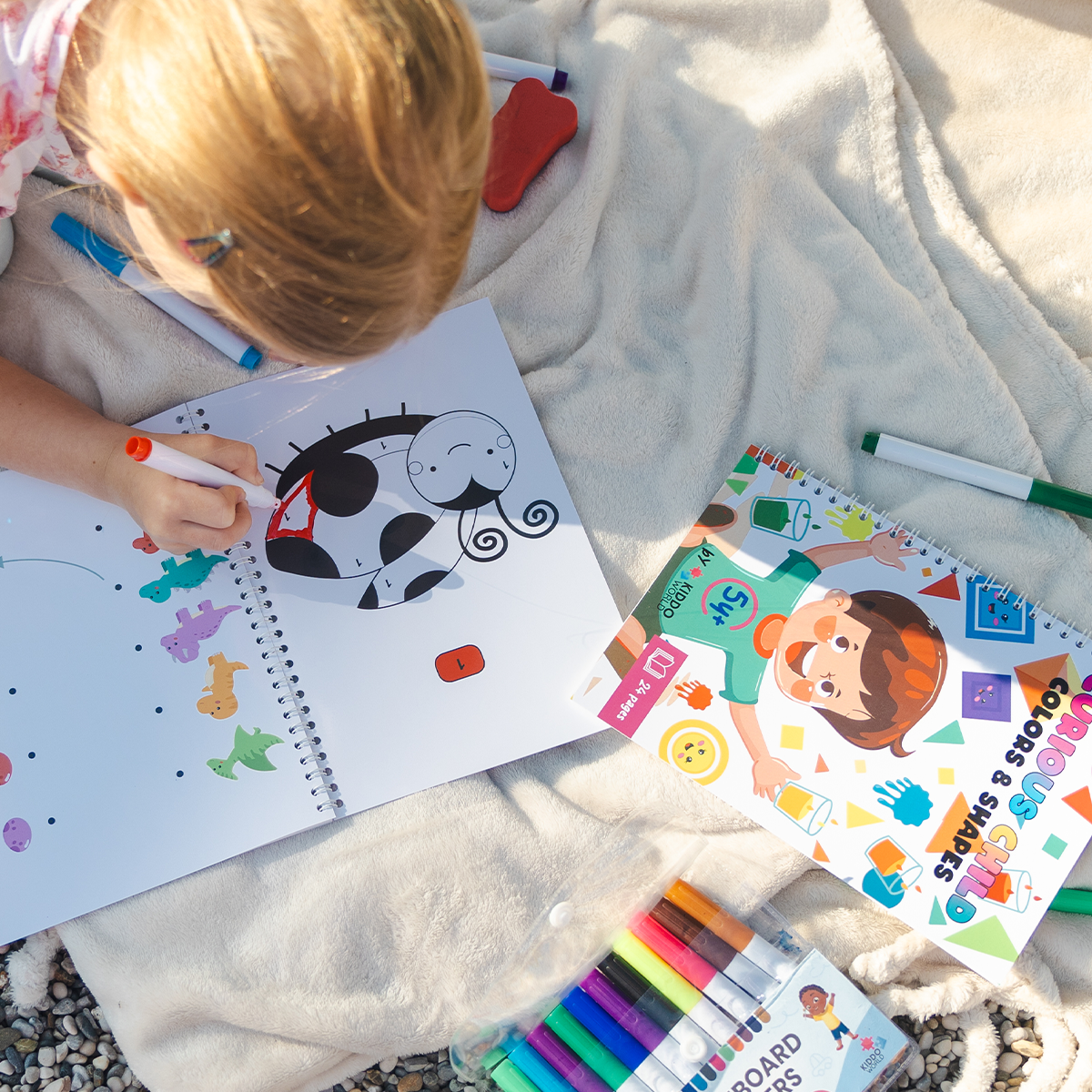 Curious Child: Montessori színek és formák munkafüzet (5+ éves kortól)
