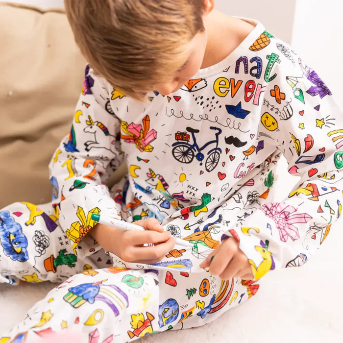 Gyerek a saját maga által kiszínezett Kiddo World pizsamában