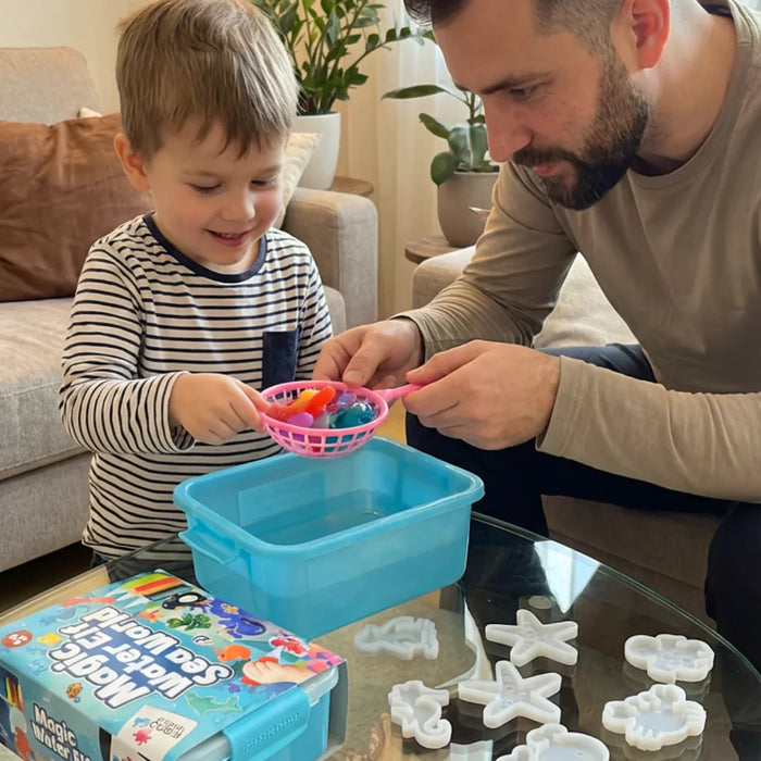 Kisfiú és apukája hálóval halássza ki a vízi squishy figurákat