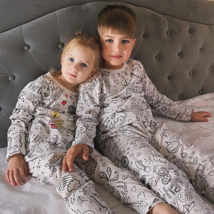 Gyerek a saját maga által kiszínezett Kiddo World pizsamában