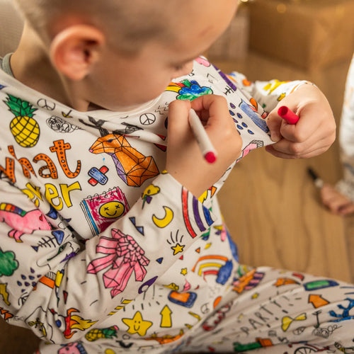 Gyerekek a kiszínezett erdei állatos pizsamájukban