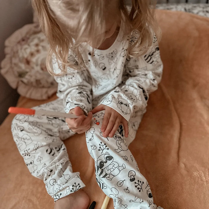 Gyerekek a kiszínezett erdei állatos Kiddo World pizsamájukban