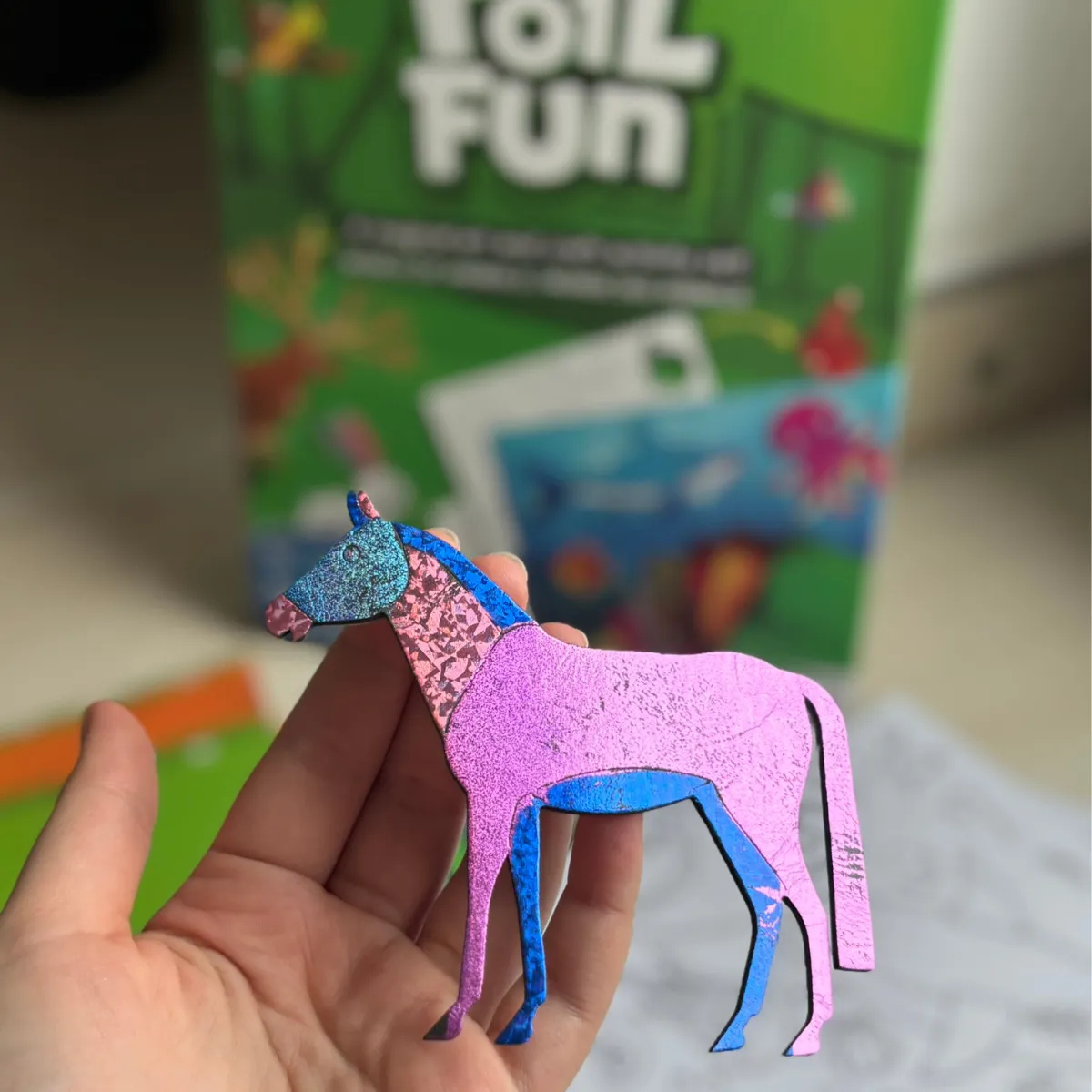 Foil Fun: Állatok világa – csillogó állatos képek rendetlenség nélkül! (4+ év)