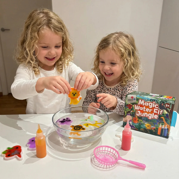 Két nevető kislány dzsungeles vízi squishy figurákat készít