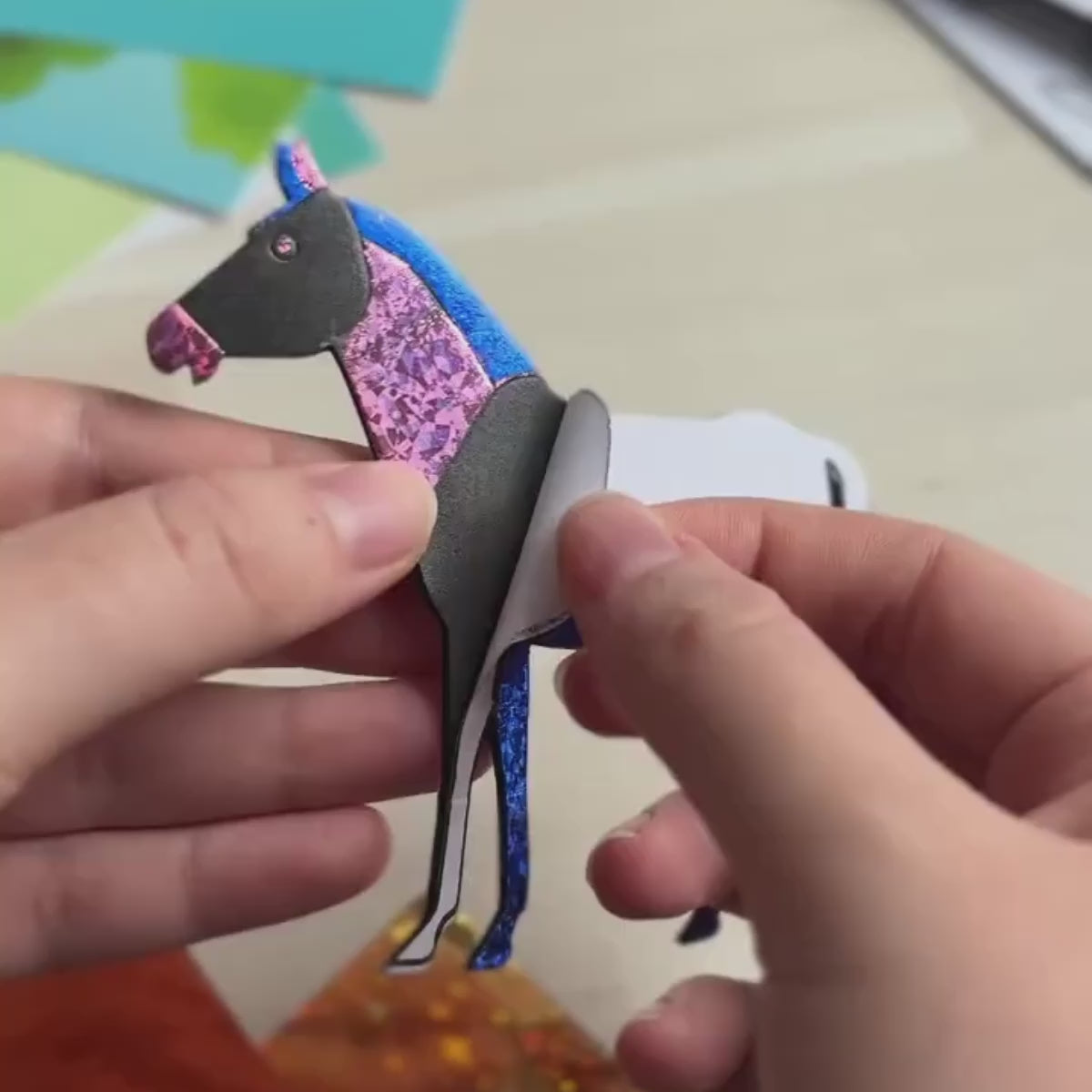 Foil Fun: Állatok világa – csillogó állatos képek rendetlenség nélkül! (4+ év)